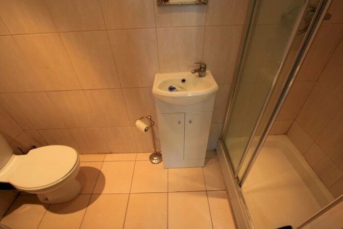 Studio To Rent In Riggindale Road, London, SW16