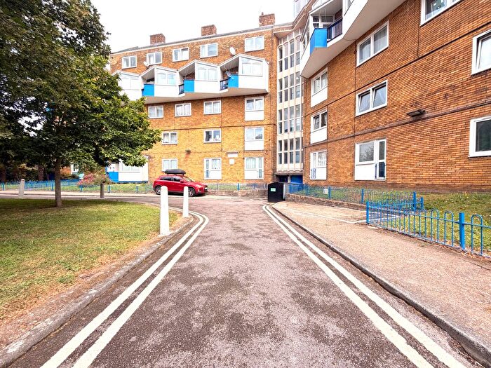 4 Bedroom Maisonette To Rent In Burbage Close, Tower Bridge, SE1