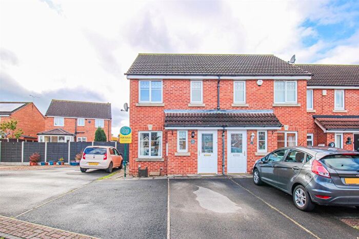 2 Bedroom Town House For Sale In Gleneagles Court, Normanton, WF6