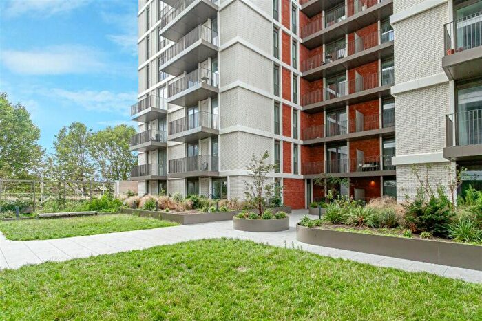 Flat To Rent In Gartons Way, SW11