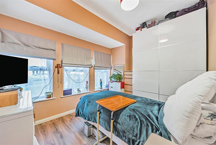 2 Bedroom Flat For Sale In Stanley Road, Carshalton, SM5