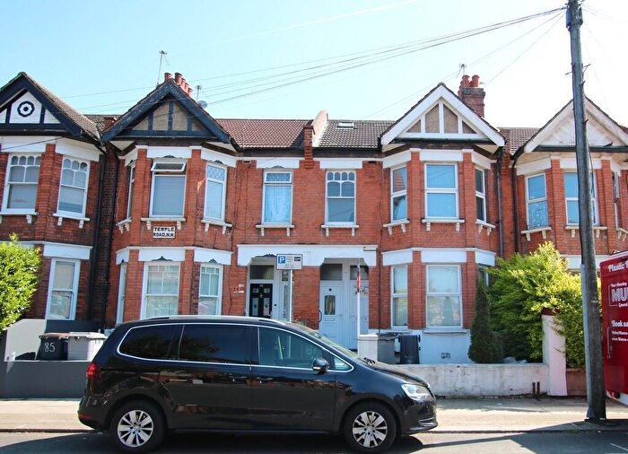 3 Bedroom Ground Maisonette For Sale In Temple Road, Cricklewood, NW2