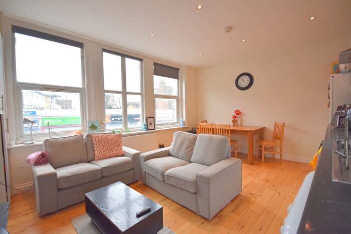4 Bedroom Flat To Rent In Tooting High Street, Tooting, London, SW17