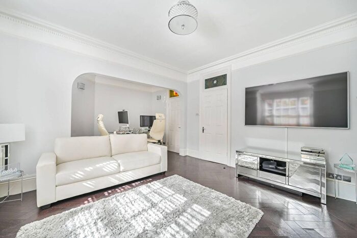2 Bedroom Flat For Sale In Pitt Street, Kensington, London, W8