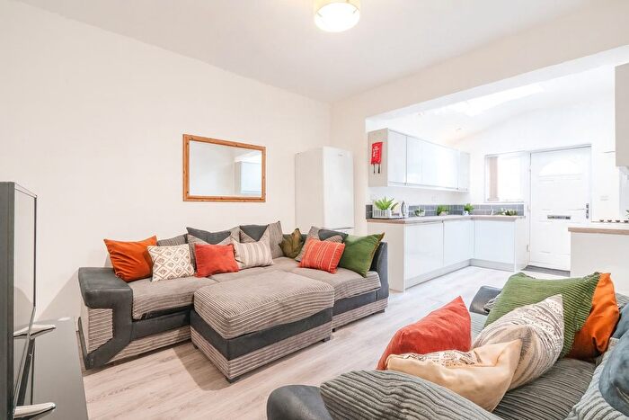 4 Bedroom Semi-Detached House To Rent In Colver Road, Sheffield, S2