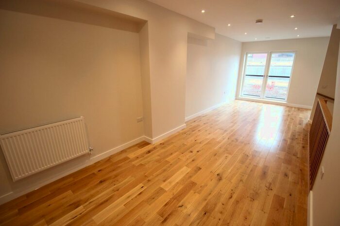 3 Bedroom Town House To Rent In Spindle Mews, Manchester, M4