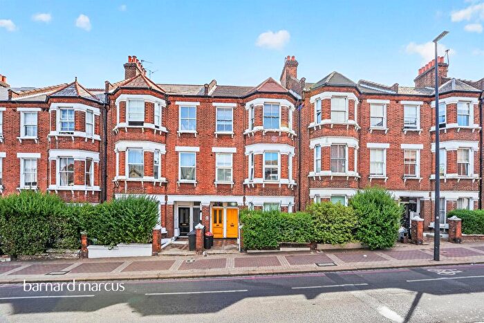 2 Bedroom Flat To Rent In Latchmere Road, London, SW11