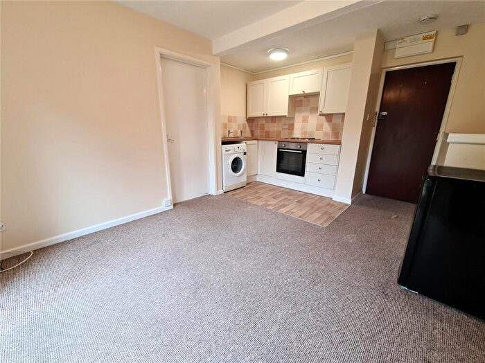 1 Bedroom Flat To Rent In Millbrook Road East, Southampton, Hampshire, SO15