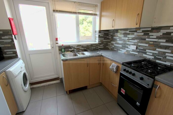 1 Bedroom Apartment To Rent In Goldings Crescent, Hatfield, AL10