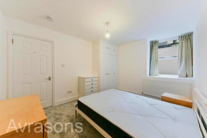 2 Bedroom Flat To Rent In Bonnington Square, London, SW8