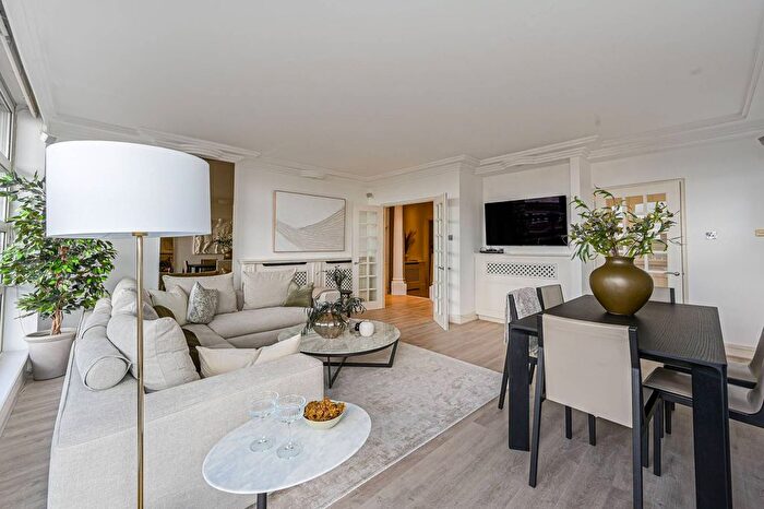 3 Bedroom Flat To Rent In Buckingham Palace Road, Victoria, London, SW1W