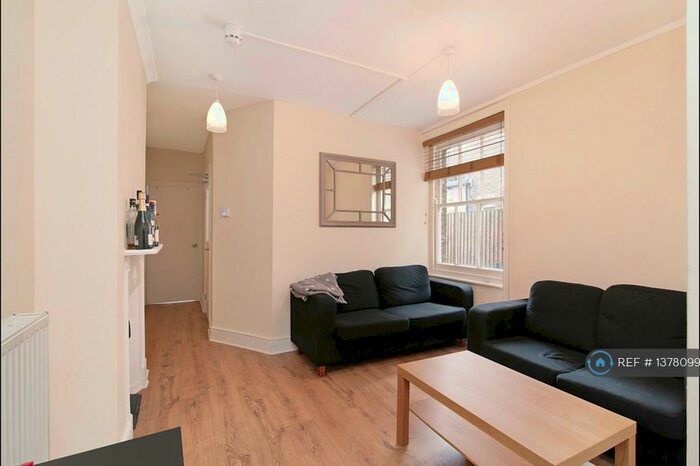 3 Bedroom Flat To Rent In Southampton Way, London, SE5