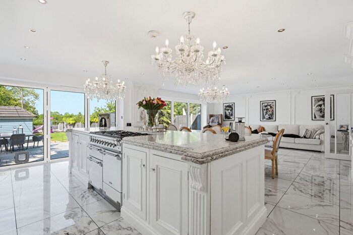 5 Bedroom Semi-Detached House For Sale In King Street, High Ongar, CM5