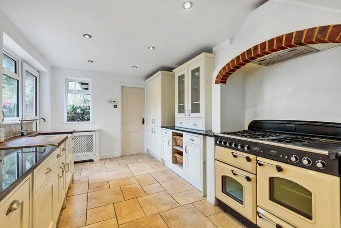 3 Bedroom Semi-Detached House For Sale In Peakfield, Frensham, Farnham, GU10