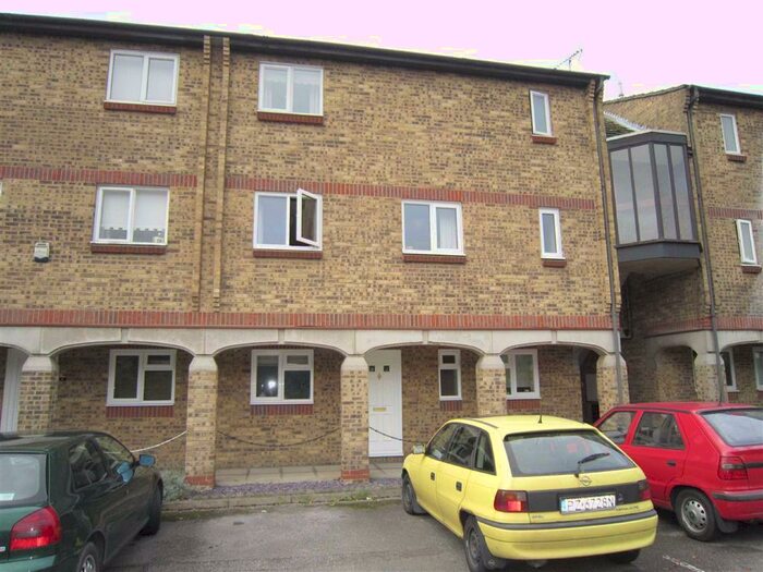 2 Bedroom Flat To Rent In Calvert Drive, Basildon, Essex, SS13
