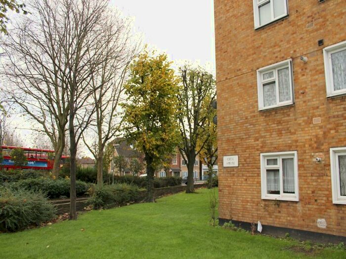 2 Bedroom Flat To Rent In Chingford Road, Walthamstow, London, E17