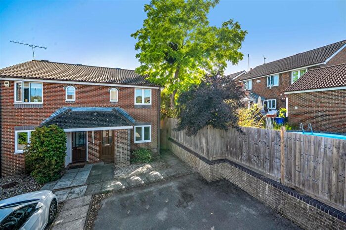 2 Bedroom Semi Detached House For Sale In Stephen Close, Twyford, Berkshire, RG10