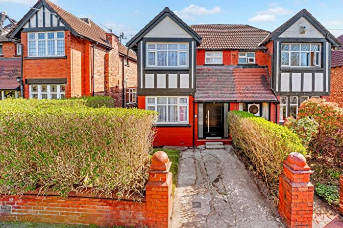 4 Bedroom Semi-Detached House To Rent In Lichfield Drive, Prestwich, M25