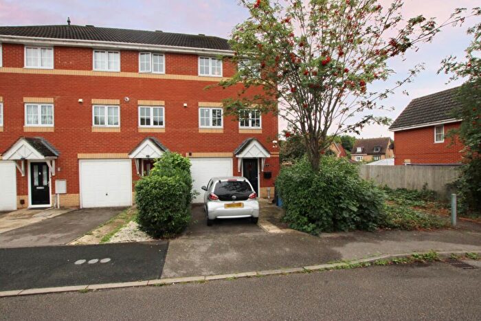 3 Bedroom Town House For Sale In Abbots Close, Kettering, NN15