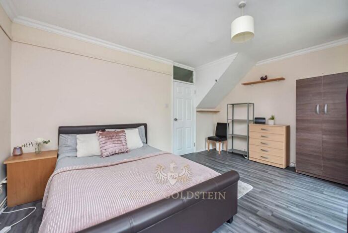 3 Bedroom Flat To Rent In College Place, NW1