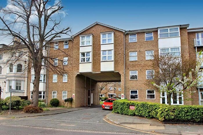 2 Bedroom Flat To Rent In Ash Tree Close, Surbiton, KT6