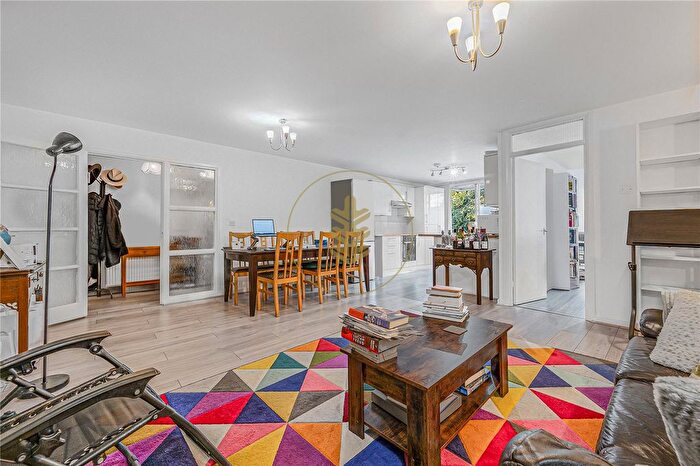 2 Bedroom Flat To Rent In Stonegrove, Edgware, HA8