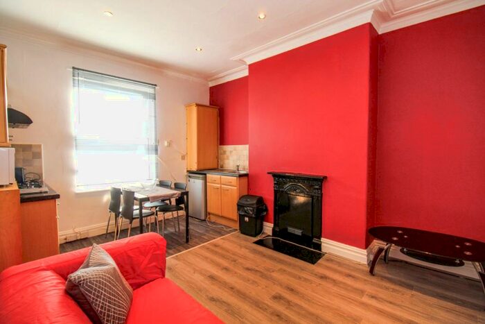 1 Bedroom Flat To Rent In Inglewood Terrace, Woodhouse, LS6