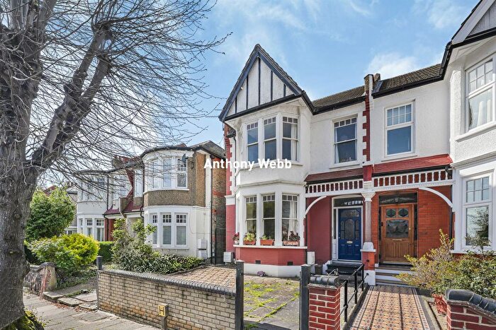 2 Bedroom Flat For Sale In Lakeside Road, Palmers Green, N13