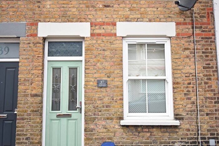 2 Bedroom Terraced House To Rent In Oakleigh Avenue, SS1