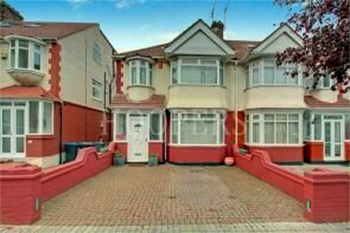 6 Bedroom Semi-Detached House To Rent In Cairnfield Avenue, London, NW2