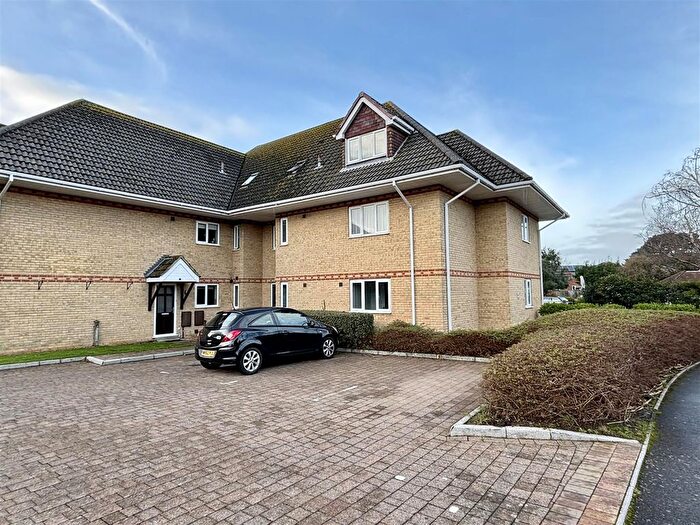 2 Bedroom Flat For Sale In Lulworth Close, Hamworthy, BH15