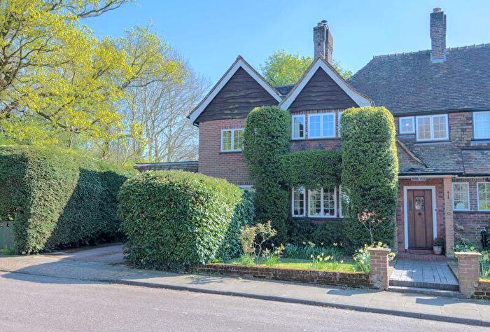 4 Bedroom Semi-Detached House For Sale In Sunset View, Barnet, EN5