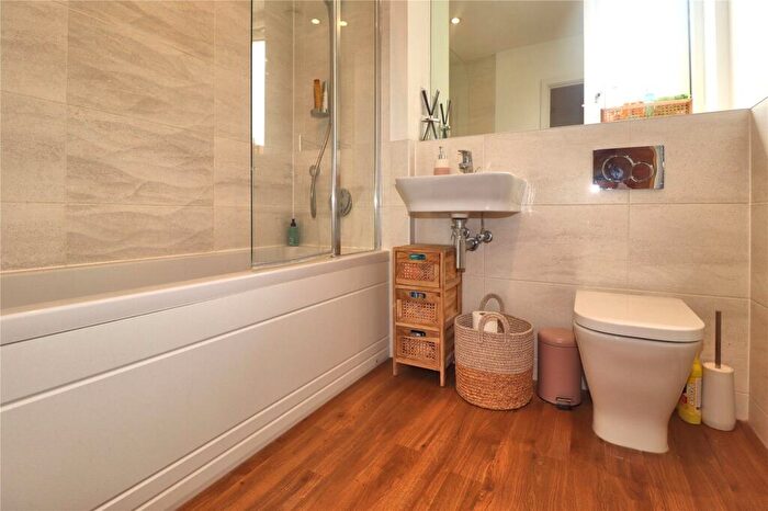 1 Bedroom Flat For Sale In Acer Grove, Woking, Surrey, GU22