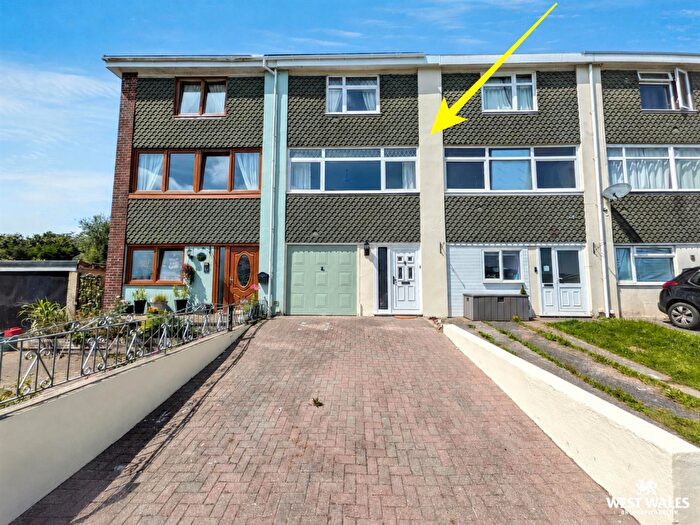 4 Bedroom Town House For Sale In Heol-Y-Wawr, Carmarthen, SA31