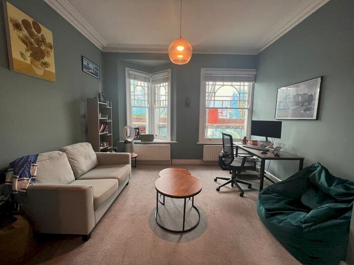 2 Bedroom Flat To Rent In Lndn-B - Bedford Hill, London, SW12