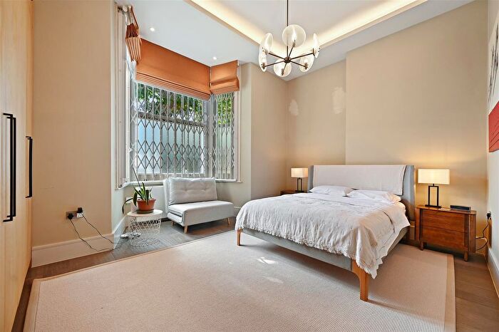 2 Bedroom Flat For Sale In Hammersmith Grove, London, W6