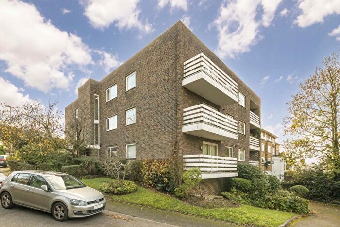 1 Bedroom Flat For Sale In Morecoombe Close, Kingston Upon Thames, KT2