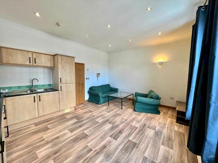 2 Bedroom Flat To Rent In Mitcham Lane, London, SW16