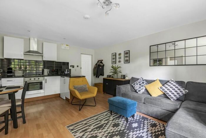1 Bedroom Flat To Rent In Bagshot, Surrey, GU19