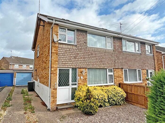 3 Bedroom Semi-Detached House For Sale In Shakespeare Road, Rushden, NN10