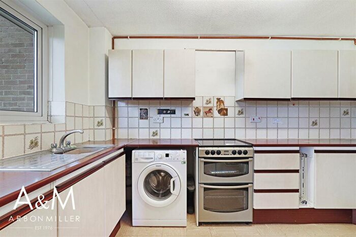 1 Bedroom Flat For Sale In Farm View Court, Newbury Park, IG2