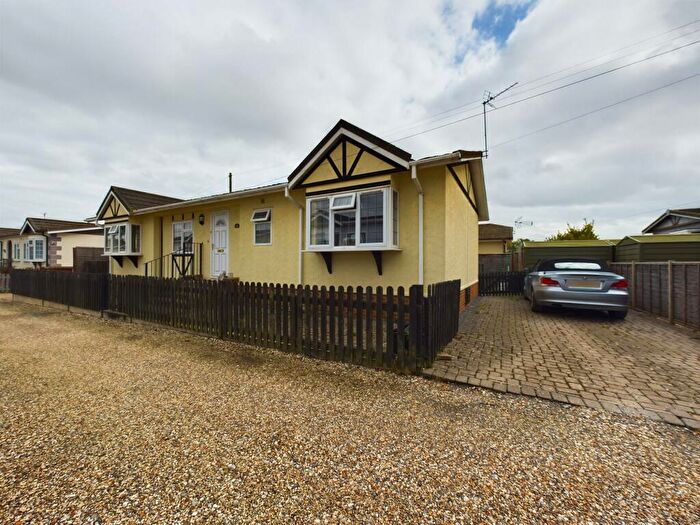 2 Bedroom Park Home For Sale In Loddon Court Farm, Spencers Wood, RG7
