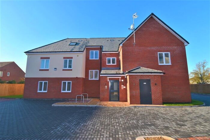3 Bedroom Flat To Rent In Danelaw Court, Hinckley, LE10