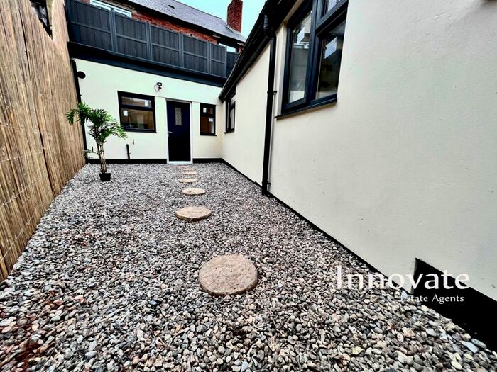 2 Bedroom Flat To Rent In Long Lane, Halesowen, B62