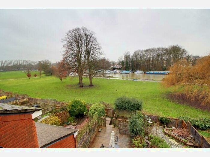 4 Bedroom House To Rent In Cardinal Close, Reading, RG4