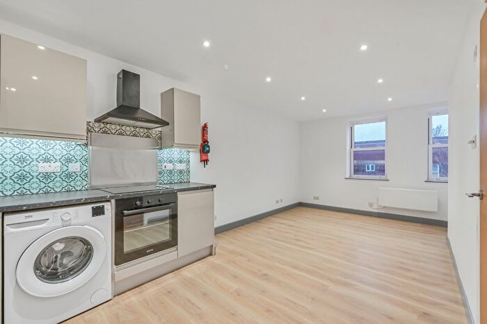 2 Bedroom Flat To Rent In Clapham Park Road, London, SW4