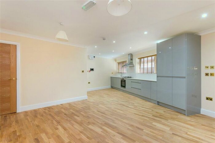 2 Bedroom Flat To Rent In High Street, Ascot, Berkshire, SL5