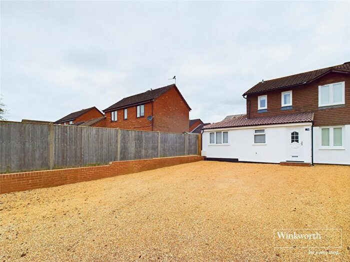 6 Bedroom Semi Detached House To Rent In Rushmoor Gardens, Calcot, Reading, Berkshire, RG31