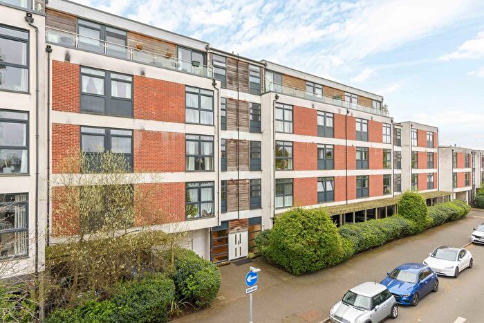 2 Bedroom Flat For Sale In Victoria Avenue, West Molesey, KT8