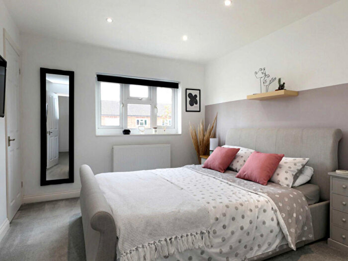 2 Bedroom Apartment For Sale In Yew Tree Close, Ley Hill, HP5